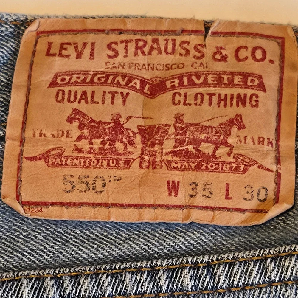 Levis 550 Relaxed Fit Tapered Leg Jeans Mens 35x30 Light Wash Blue Vintage 90s